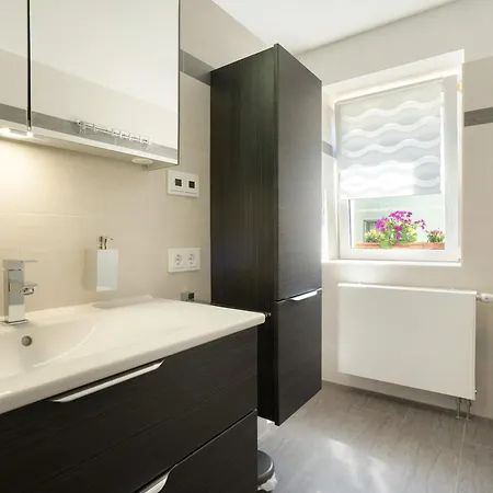 Maisonette شقة *